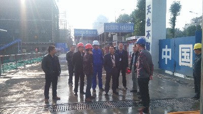 成都市金牛区副区长范家堂一行到城建公司成都二十中学校改扩建工程调研指导.jpg