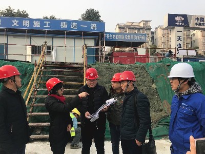 金牛区政协副主席张晓静一行到城建公司成都二十中学校改改扩建工程调研指导.jpg