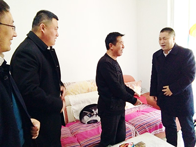 常志成总经理慰问建安分公司困难党员于家成2.jpg