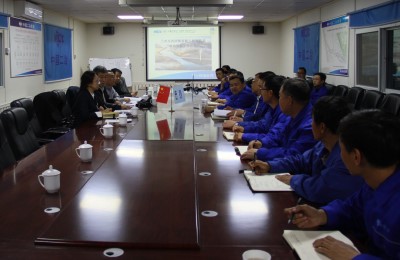 二冶集团副总经理一行到兰州柴家峡大桥项目部指导钢箱梁首次顶推工作1.jpg