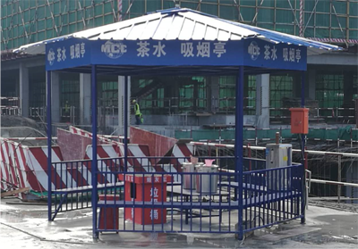 城建公司成都二十中项目部在现场设置茶水亭为职工提供防暑降温饮品.png