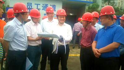 6月15日金牛区区委书记到城建公司成都二十中学校调研指导.jpg