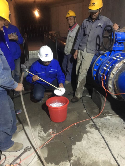 管道公司包头市新都市区供水管网建设项目第一批施工2标段纬十八路管廊给水管线工程顺利完成试压1.jpg