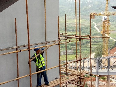 城建公司职工正在拆除湖南新田岭粉矿仓工程脚手架.jpg