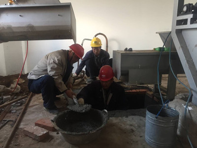 金山工程施工人员紧张施工中_副本.jpg