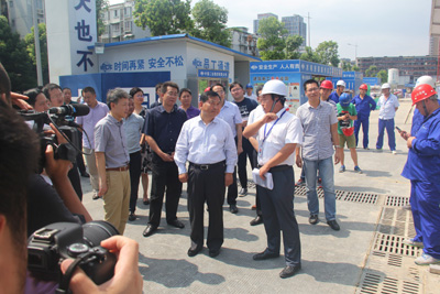 8月24日成都市市委常委、政法委书记左正一行到城建公司成都市二十中学校改扩建工程调研指导1.jpg